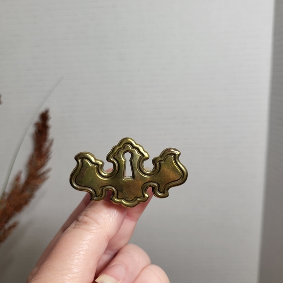 Vintage ILCO Unican Batwing Cutout Drop Bail Brass Drawer Pulls and Key Plate - Picture 10 of 16